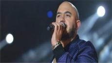 بعد فيديو الواسطة.. محمود العسيلي يدفع شاب من على المسرح