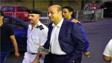 عمرو أديب أول الحاضرين في عزاء والدة النجمة يسرا