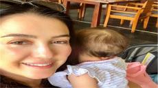 كندة علوش تشارك جمهورها بصورتها برفقة ابنتها “حياة”