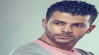 فيديو.. رامز أمير يتسلق جدران منزل أحد اصدقائه.. فما السبب؟