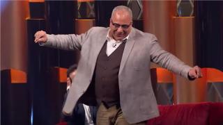 برقصة.. بيومي فؤاد يشعل ستوديو برنامج “سهرانين”