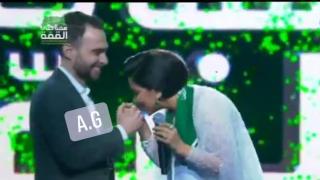 شاهد.. شيرين تقبل يد زوجها حسام حبيب في السعودية
