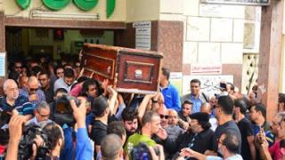 لحظات تشييع جثمان هيثم أحمد زكي من مسجد مصطفى محمود