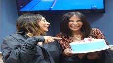 إنجي علي تحتفل بعيد ميلاد النجمة منى زكي ببرنامج “أسرار النجوم”