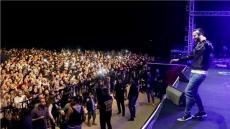 حمادة هلال يتألق في أضخم حفلات بورسعيد.. وطفل يشاركه غناء “اشرب شاي”