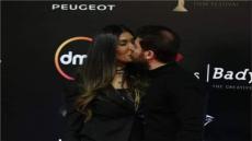 على طريقة أحمد الفيشاوي.. حسام الجندي يقبل زوجته التونسية على الريد كاربت