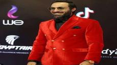 ببدلة حمراء ولحية كثيفة.. أحمد فهمي يلفت الإنتباه بختام مهرجان القاهرة