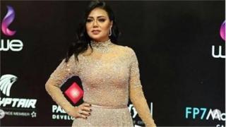 ناقد على فستان «رانيا يوسف» بختام مهرجان القاهرة.. الفستان به كارثة!