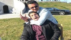 عباس أبو الحسن يشارك جمهوره بصورة طريفة مع الفيشاوي من كواليس «أشباح أوروبا»