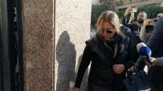 ليلى علوي ويسري نصر الله في جنازة سمير سيف