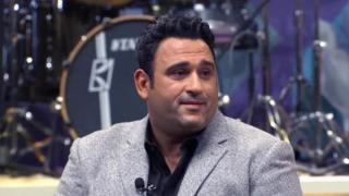 أكرم حسني لبرنامج “قهوة أشرف”.. ركعت لعادل إمام.. ما السبب؟