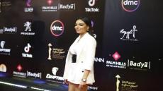 المنتجة.. سارة الطباخ بإطلالة أنيقة في عرض فيلم «الفنار»