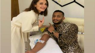 زيارة محمد رمضان لـ عيادة شام الذهبي ابنة أصالة