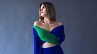 دنيا عبد العزيز بإطلالة جريئة في عيد ميلادها