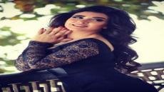 شبيهة ياسمين صبري تخطف الأنظار لها من الصحراء بفستان قصير وطربوش أحمر