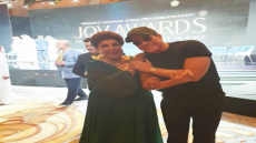 شاروخان يسلم جائزة صناعة الترفيه لرجاء الجداوي وفان دام يقبلها