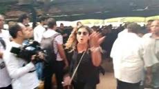 دينا الشربيني تنفعل على الصحفيين بجنازة الراحل هيثم أحمد زكي