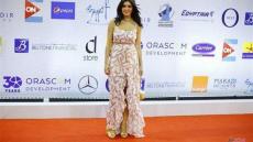 موقف محرج لغادة عادل أثناء دخولها عرض “ستموت في العشرين”