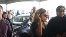 وفاء عامر تهدئ دينا الشربيني في جنازة هيثم أحمد زكي