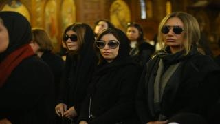 انهيار ليلى علوي في جنازة سمير سيف