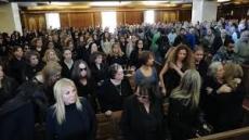 المخرجين والفنانين ينهارون في جنازة المخرج سمير سيف