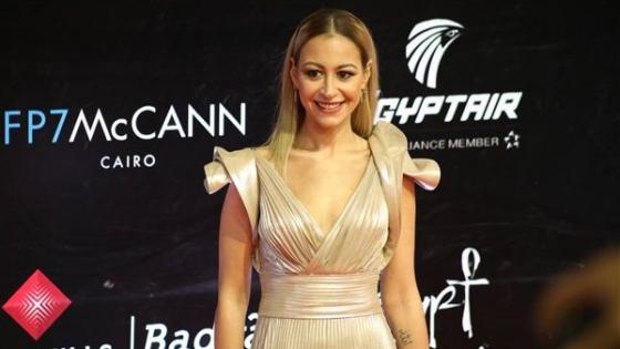 منة شلبي تتألق بفستان معدني في مهران القاهرة السينمائي